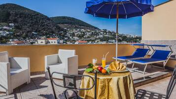 Deluxe Double Room, Harbour View (Privilege) | Minibar, in-room safe, desk, soundproofing