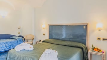 Tremannsrom – standard | Minibar, safe på rommet, skrivebord og lydisolert