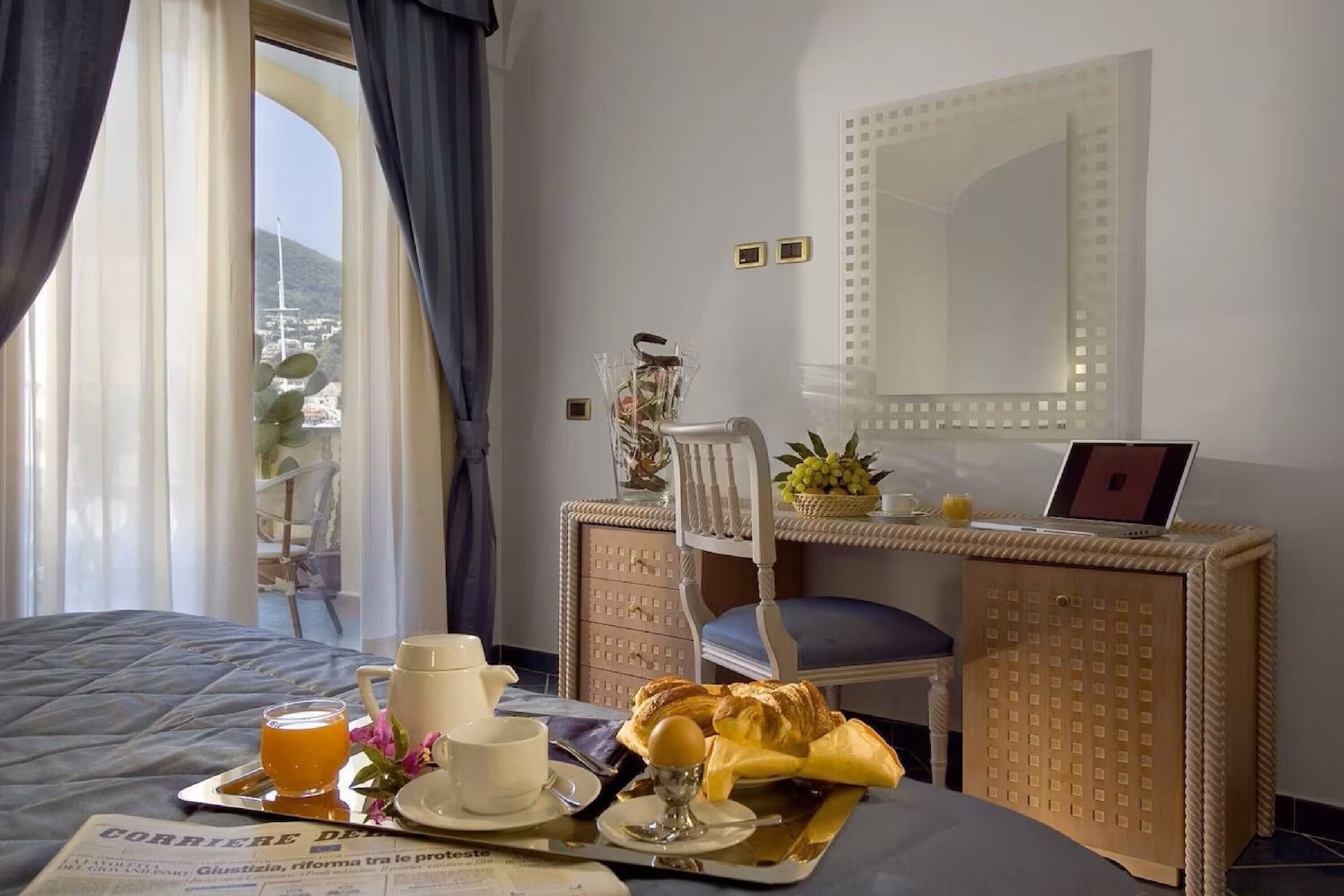 Superior-Doppelzimmer, Hafenblick | Minibar, Zimmersafe, Schreibtisch, schallisolierte Zimmer