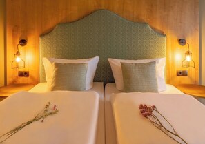 Free WiFi, individually decorated, individually furnished, bed sheets - Hotel Kammweg (Grossbreitenbach)