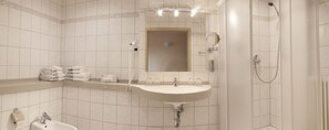 Dusche, Haartrockner, Handtücher, Seife