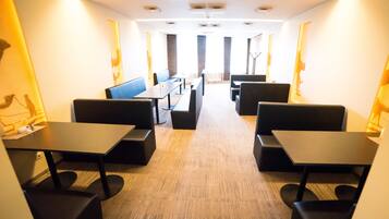 بوفيه فطور يوميًا بتكلفة قدرها (8 EUR للشخص)