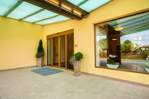 Vista frontal de la propiedad