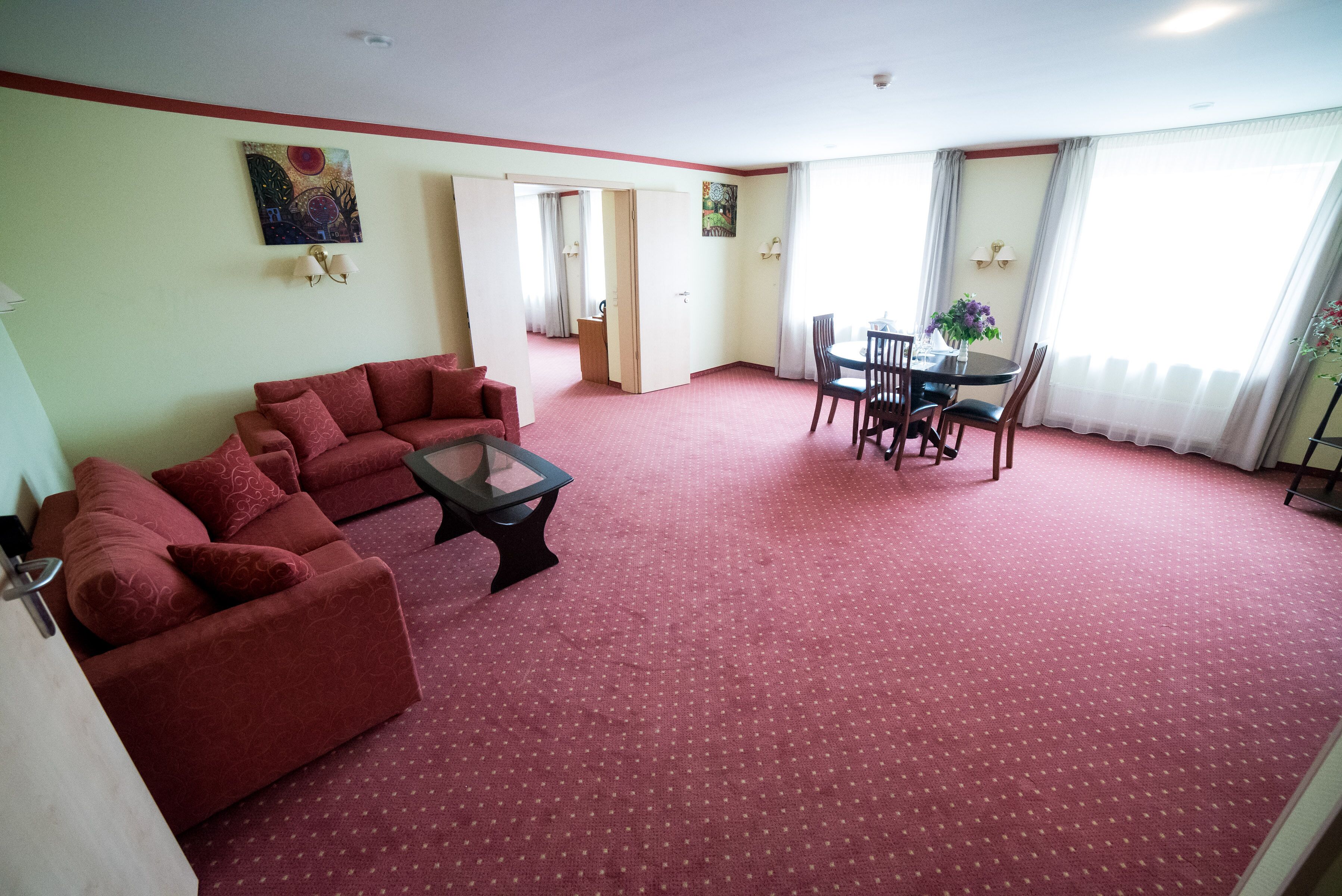 suite, 1 king bed | living area