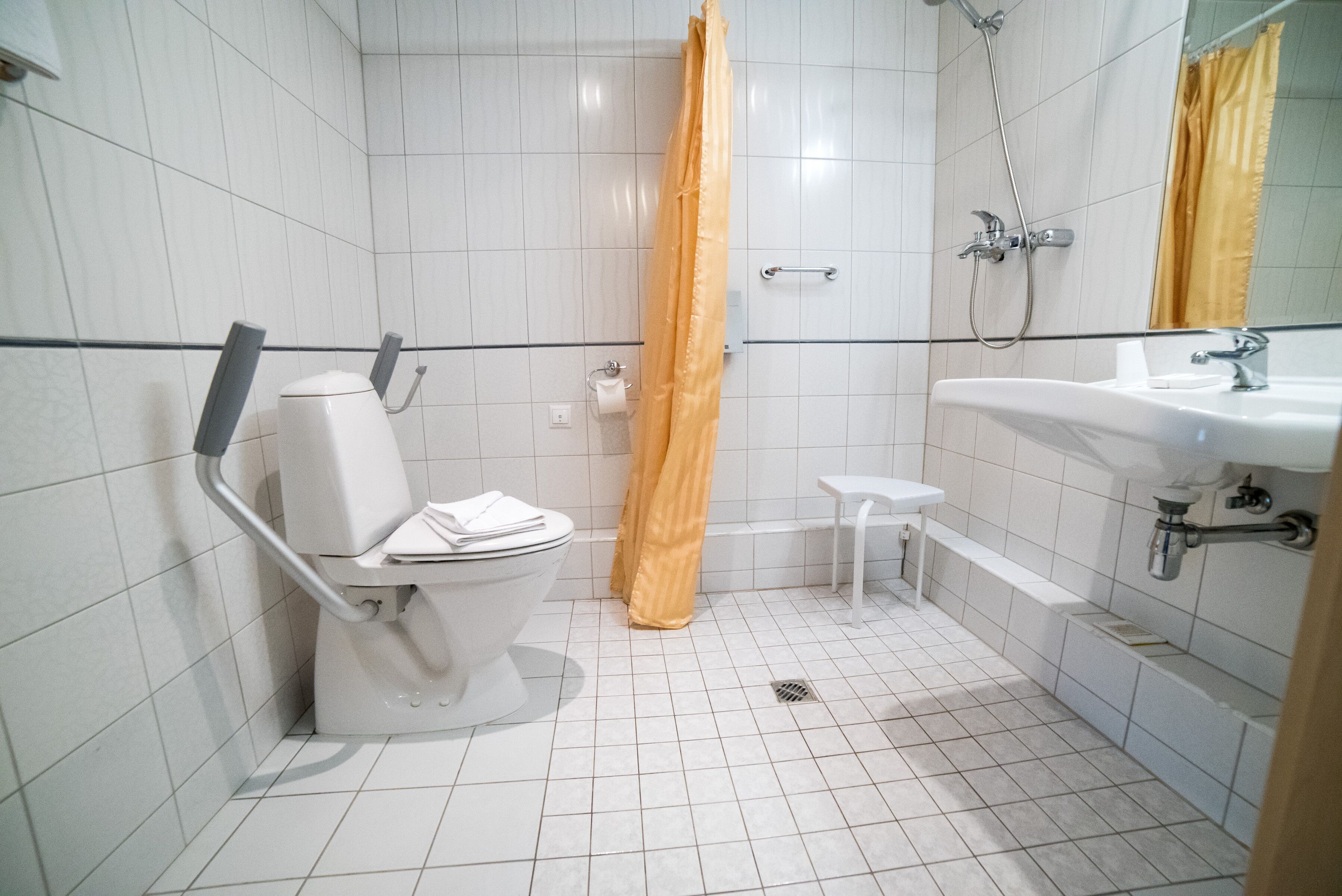 double room, accessible | bathroom | hair dryer, bathrobes, towels