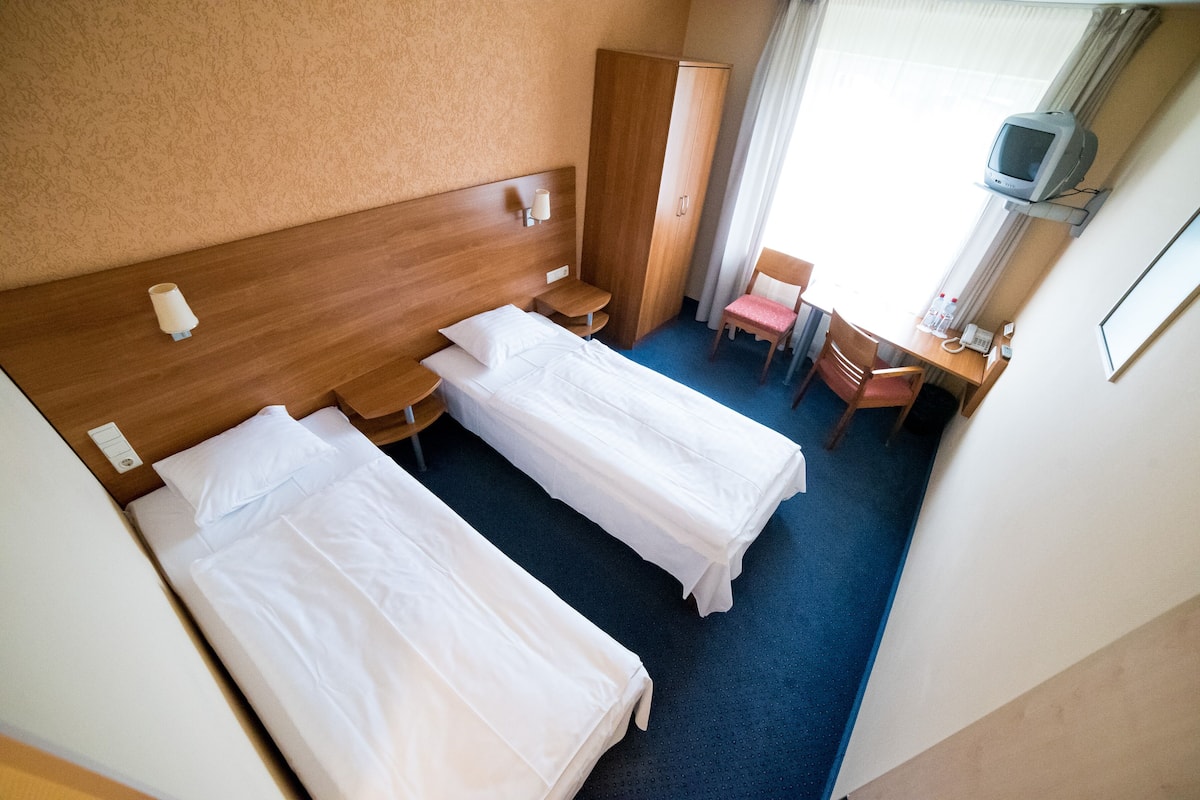 Economy Twin Room | 2 bedrooms, free cribs/infant beds, free WiFi, bed sheets