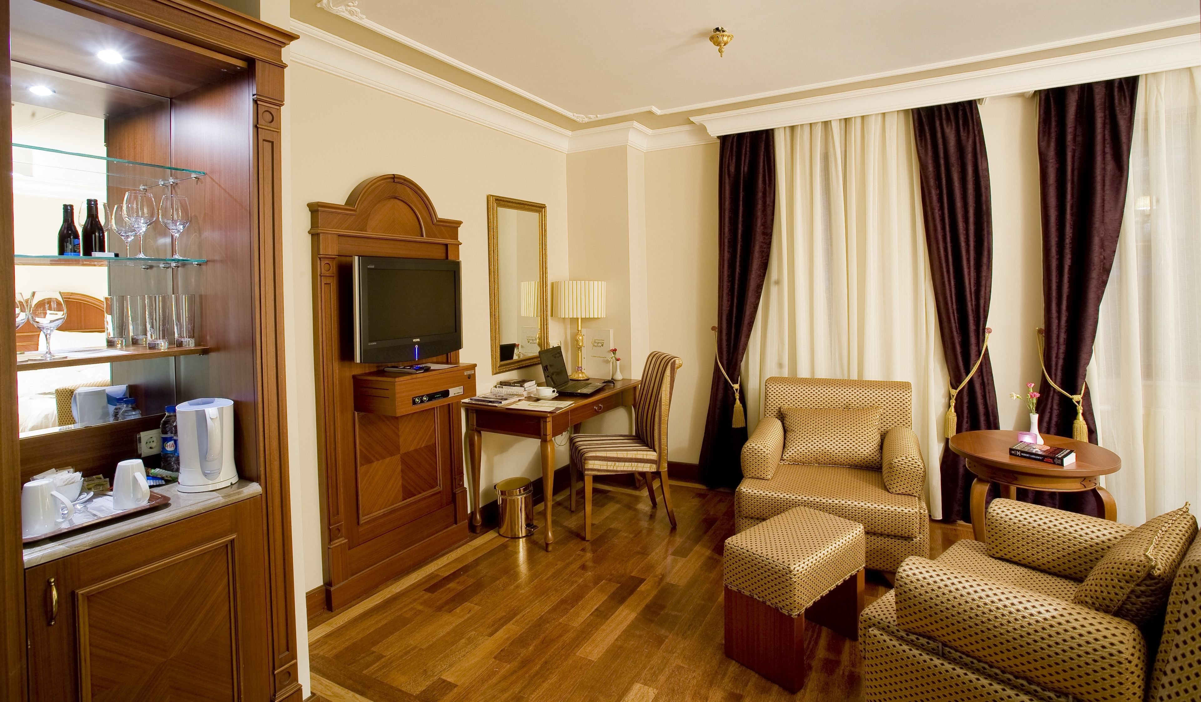 32-inch LCD TV with satellite channels, Smart TV