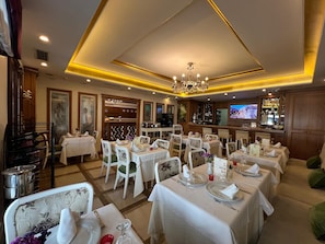 2 间餐厅,供应早餐、午餐和晚餐,本地与国际菜