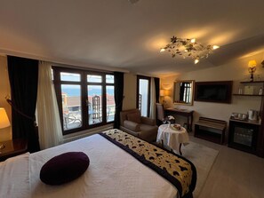 Værelse - balkon | Premium-sengetøj, minibar, pengeskab på værelset, individuelt design