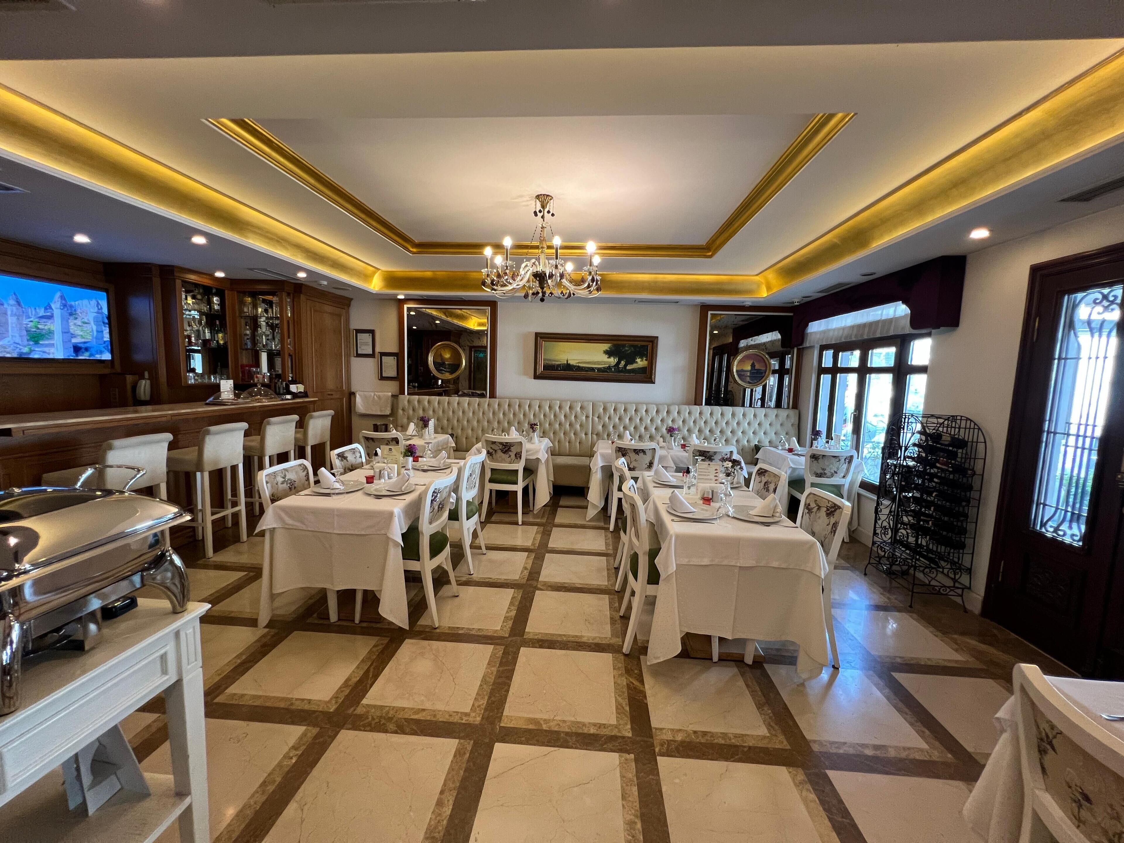 2 ristoranti, aperti a colazione, cucina locale e internazionale