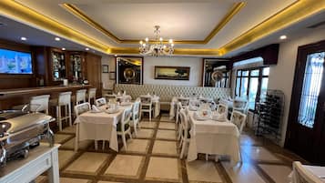 2 ristoranti, aperti a colazione, cucina locale e internazionale