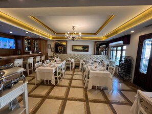 2 restaurantes; se sirven desayunos y cocina local e internacional 