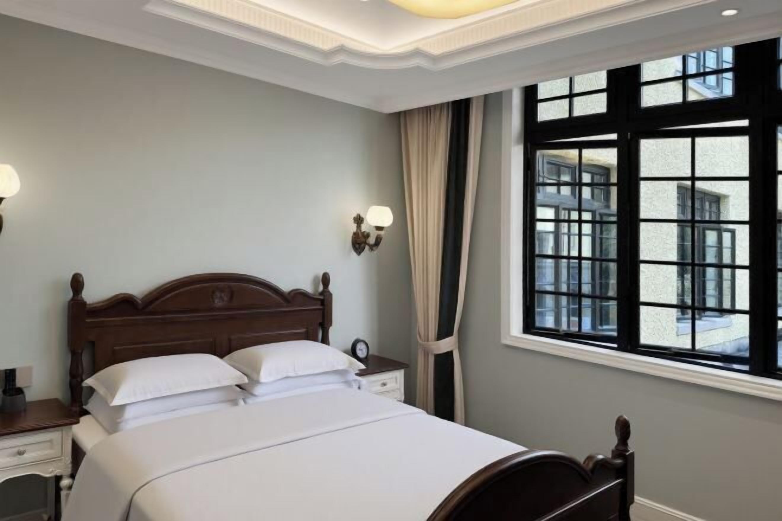 Brankas, meja kerja, tirai kedap cahaya, dan kedap suara