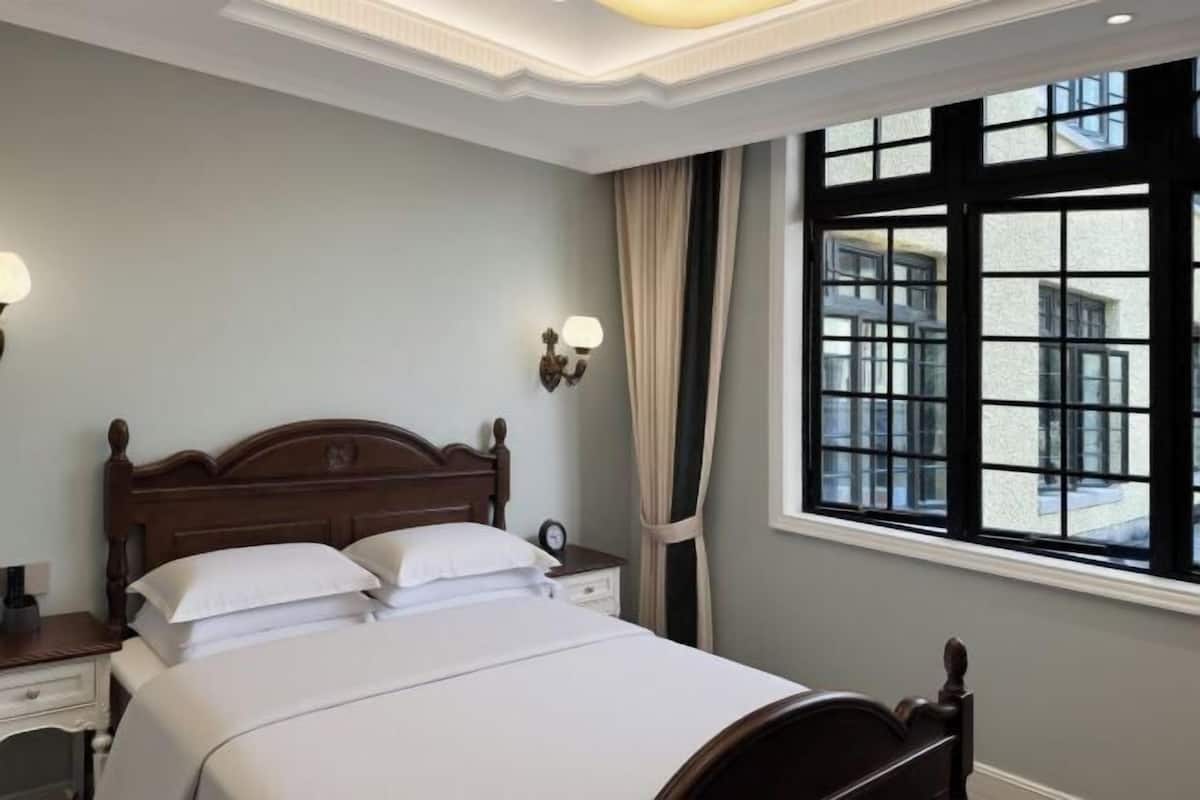 Tallelokero huoneessa, työpöytä, pimennysverhot, äänieristys