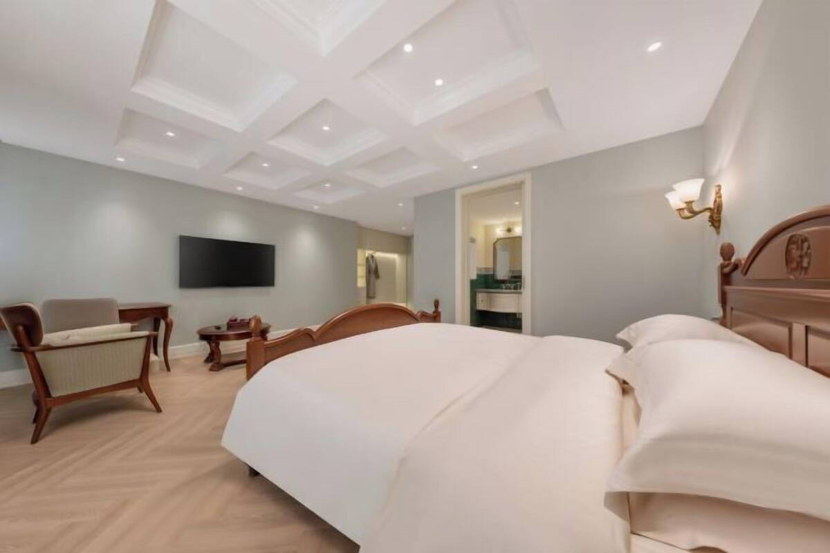 In-room safe, desk, blackout drapes, soundproofing