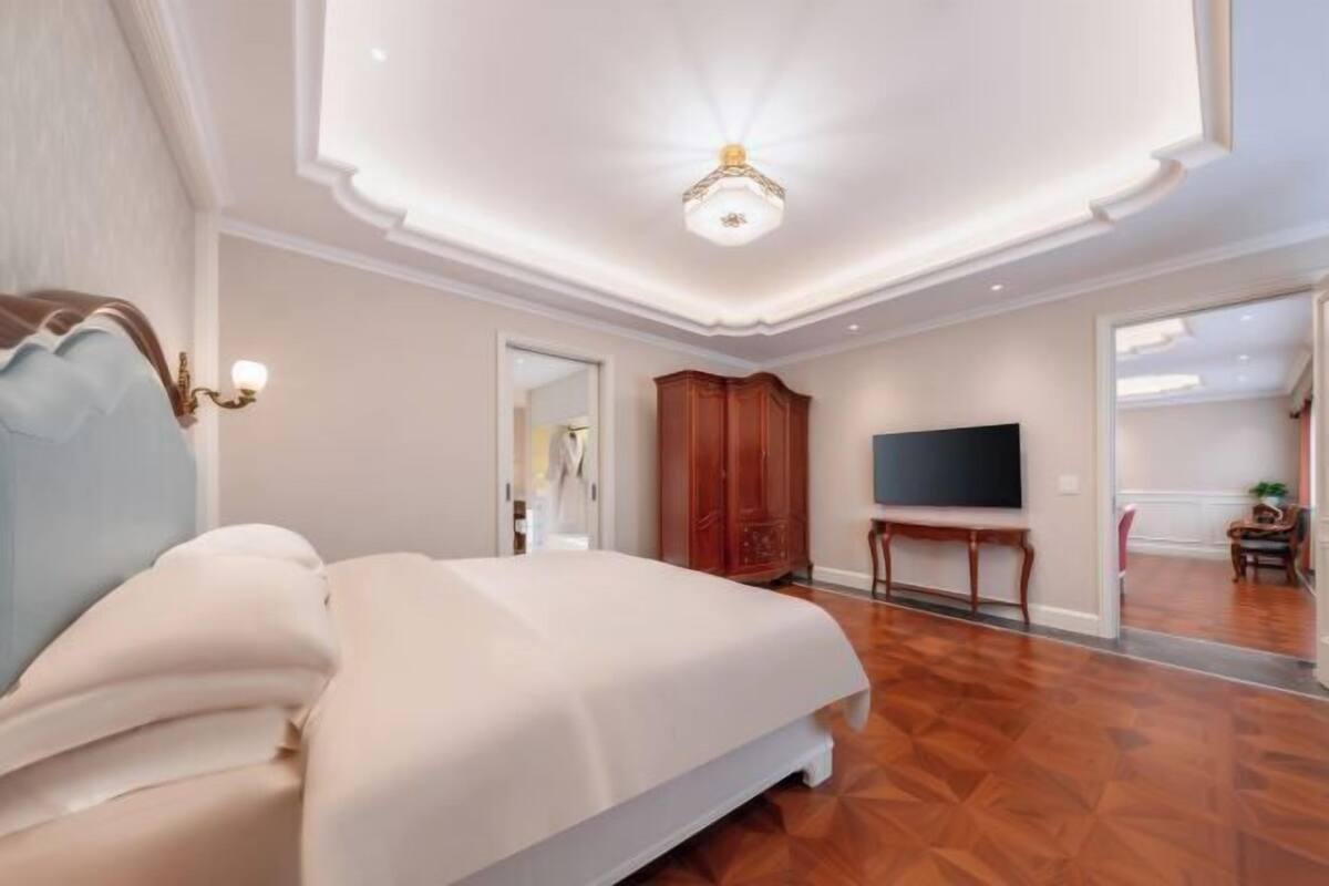 In-room safe, desk, blackout drapes, soundproofing