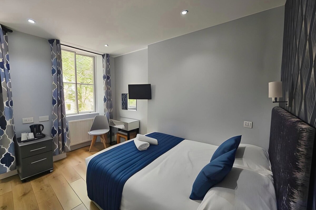 Hypo-allergenic bedding available, WiFi (free), bed sheets