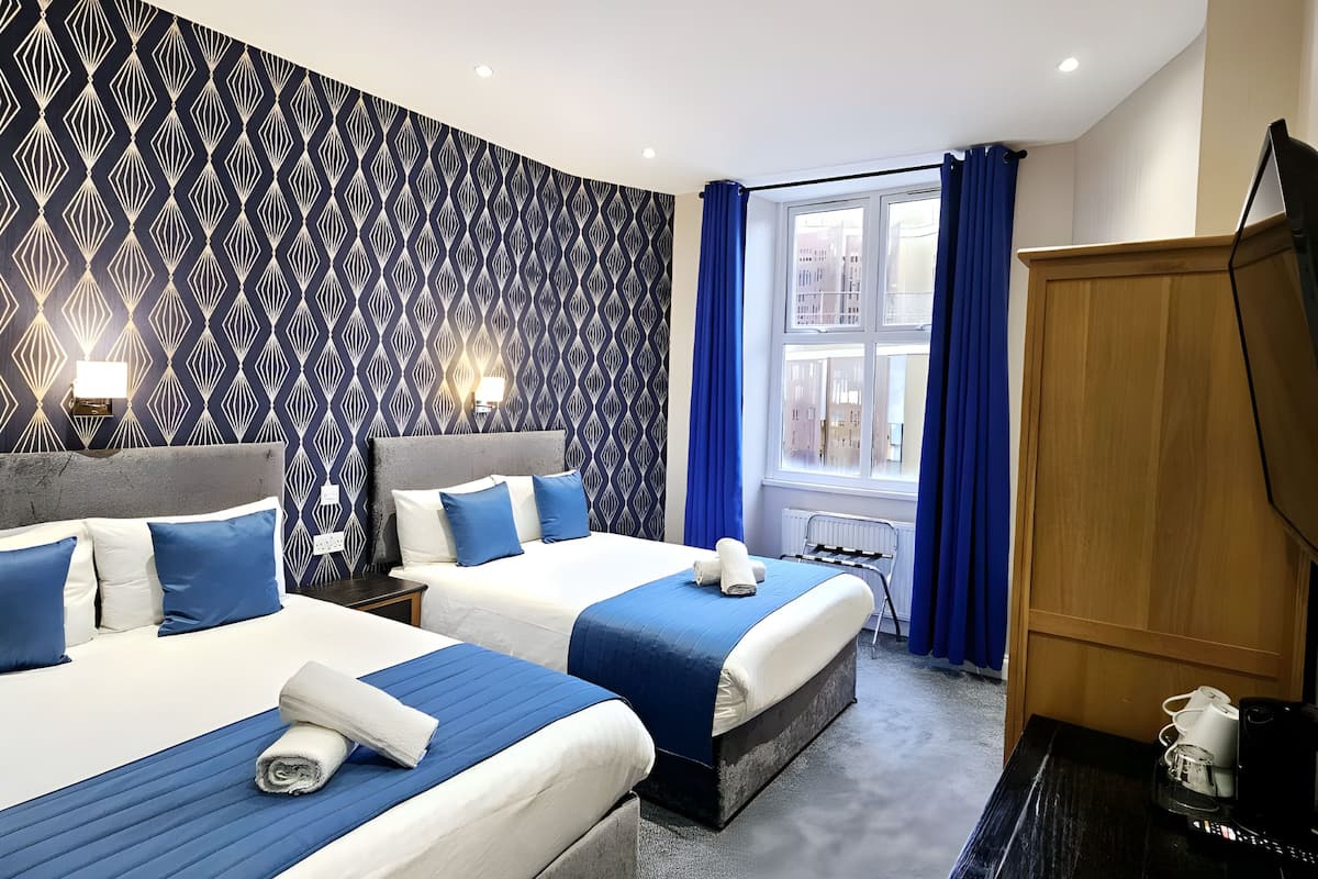 Quadruple Room Ensuite | Allergitestade sängkläder, gratis wi-fi och sängkläder