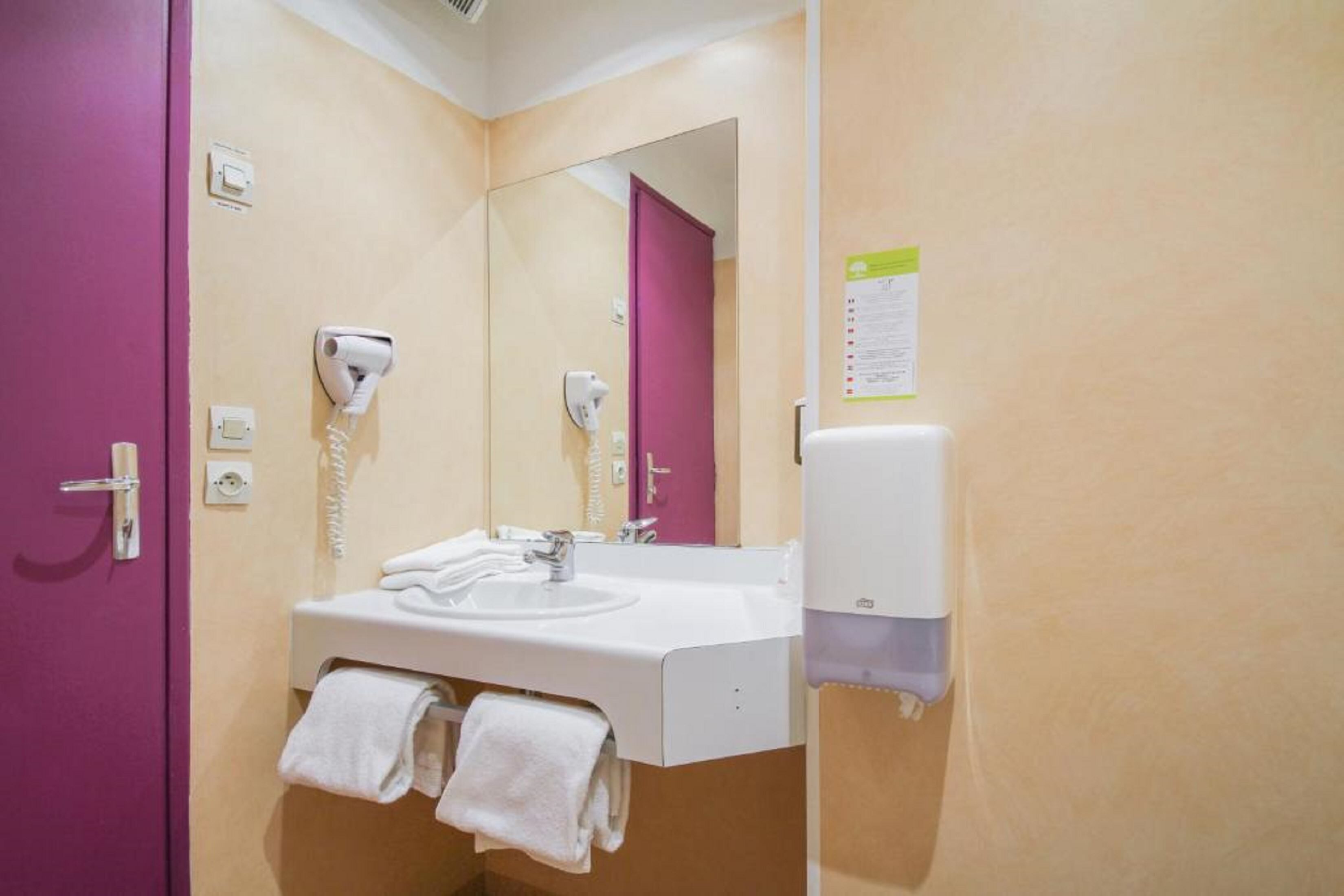 standard double or twin room, 1 double or 2 single beds | bathroom | free toiletries, hair dryer, towels