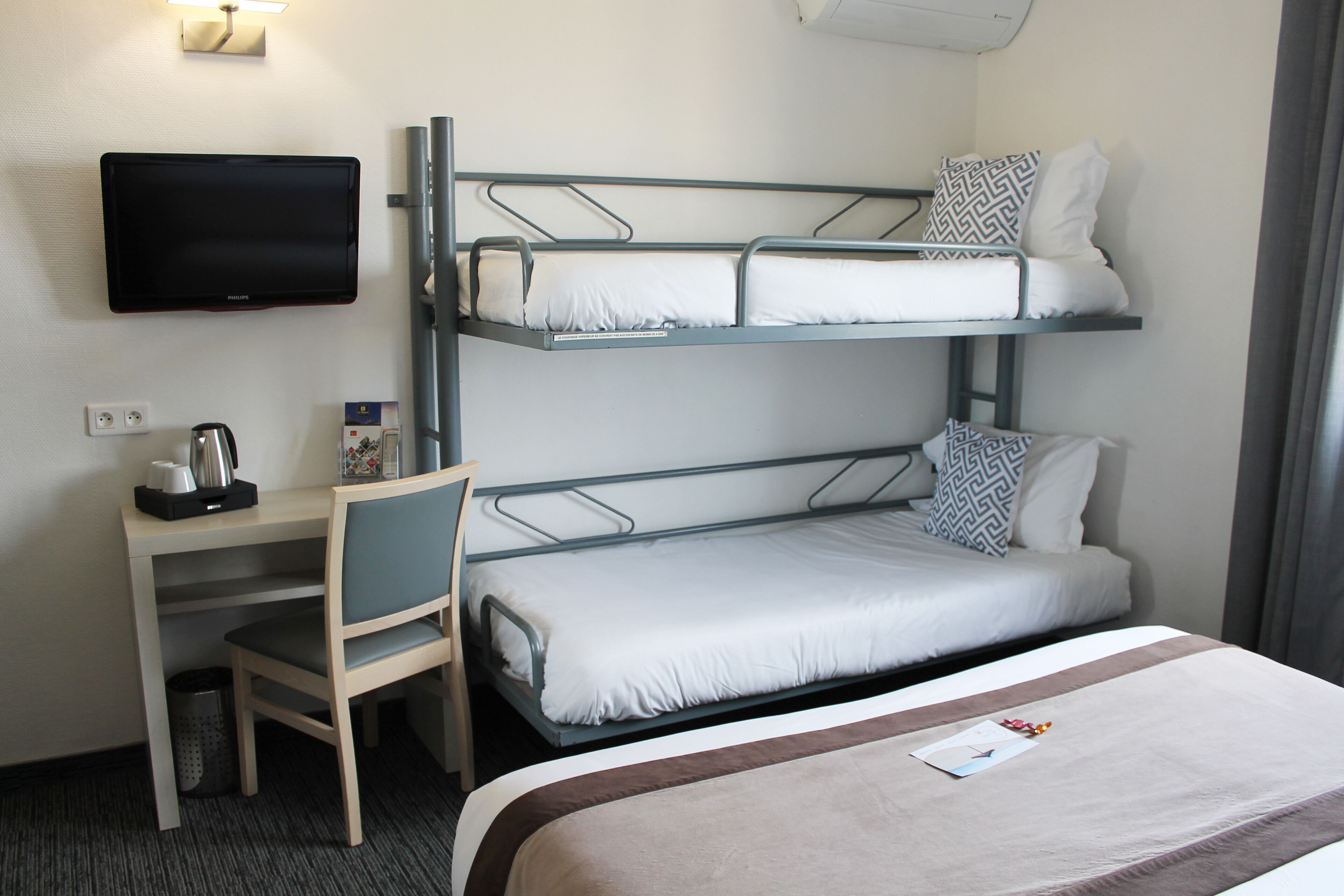 quadruple room, mountain view | extra beds