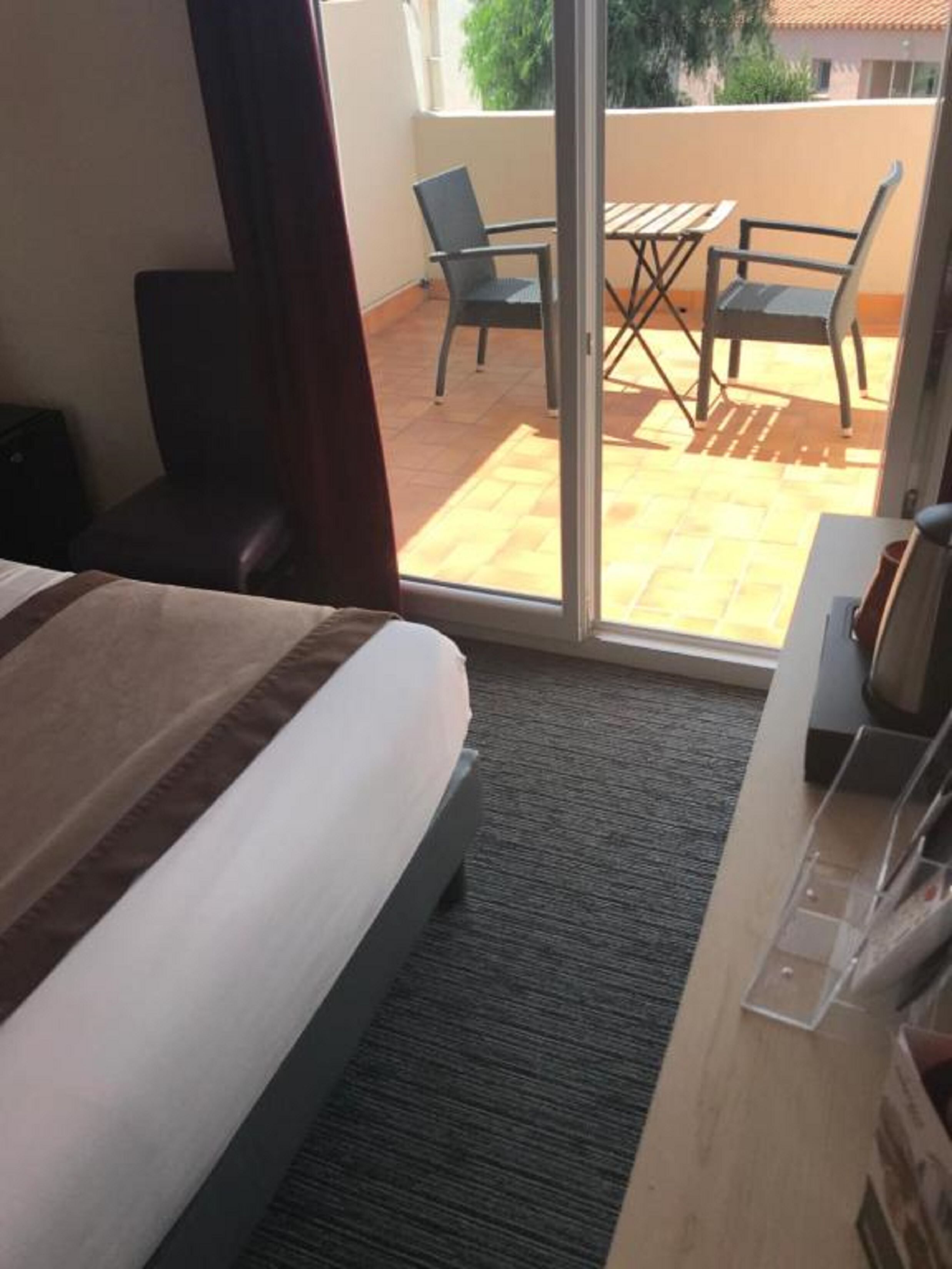 standard double or twin room, 1 double or 2 single beds | in-room safe, desk, iron/ironing board, free wifi