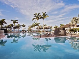 3 piscinas al aire libre, camas de piscina con cargo, sombrillas