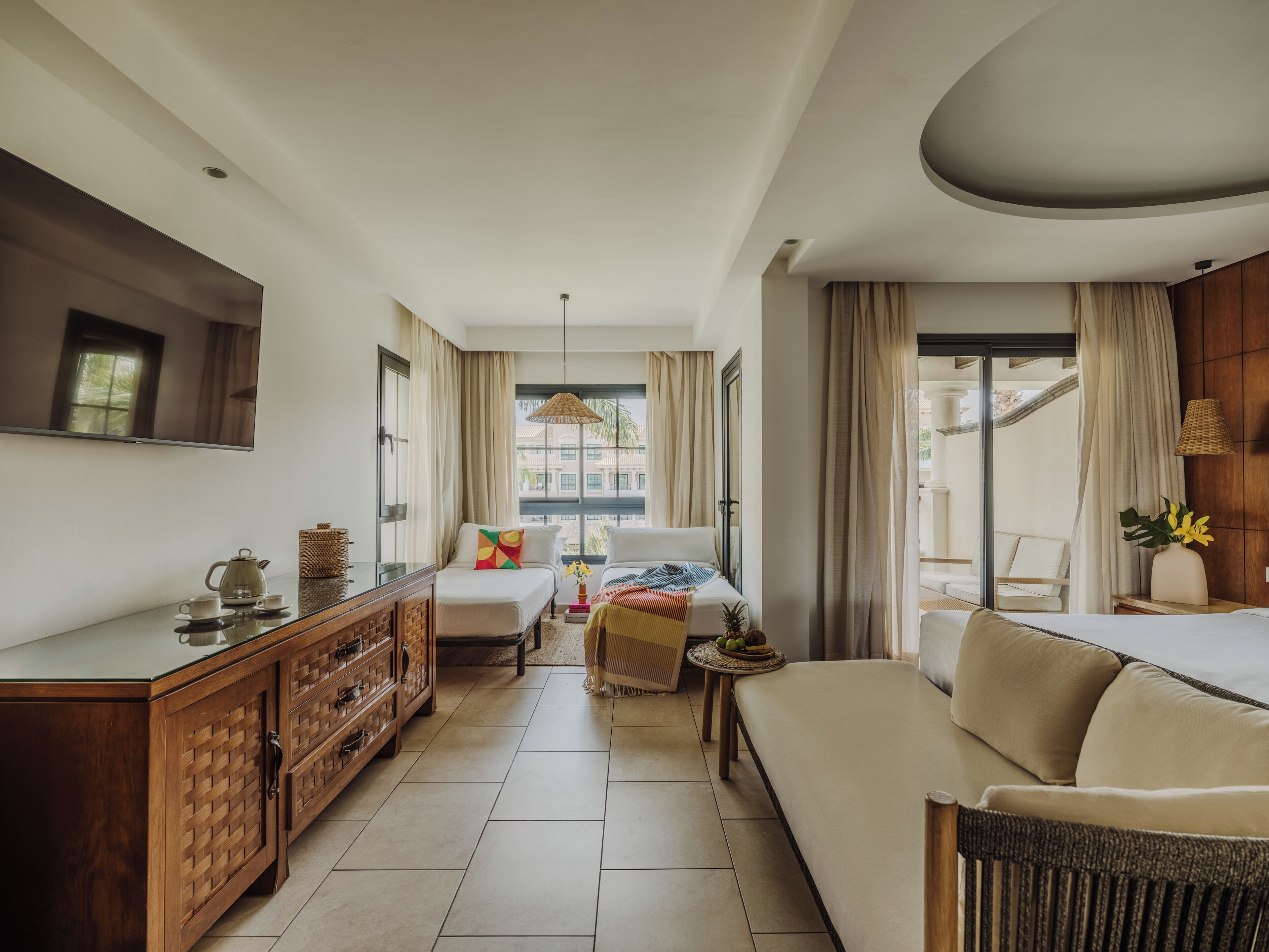 Bộ đồ giường cao cấp, chăn bông, minibar, két bảo mật tại phòng 