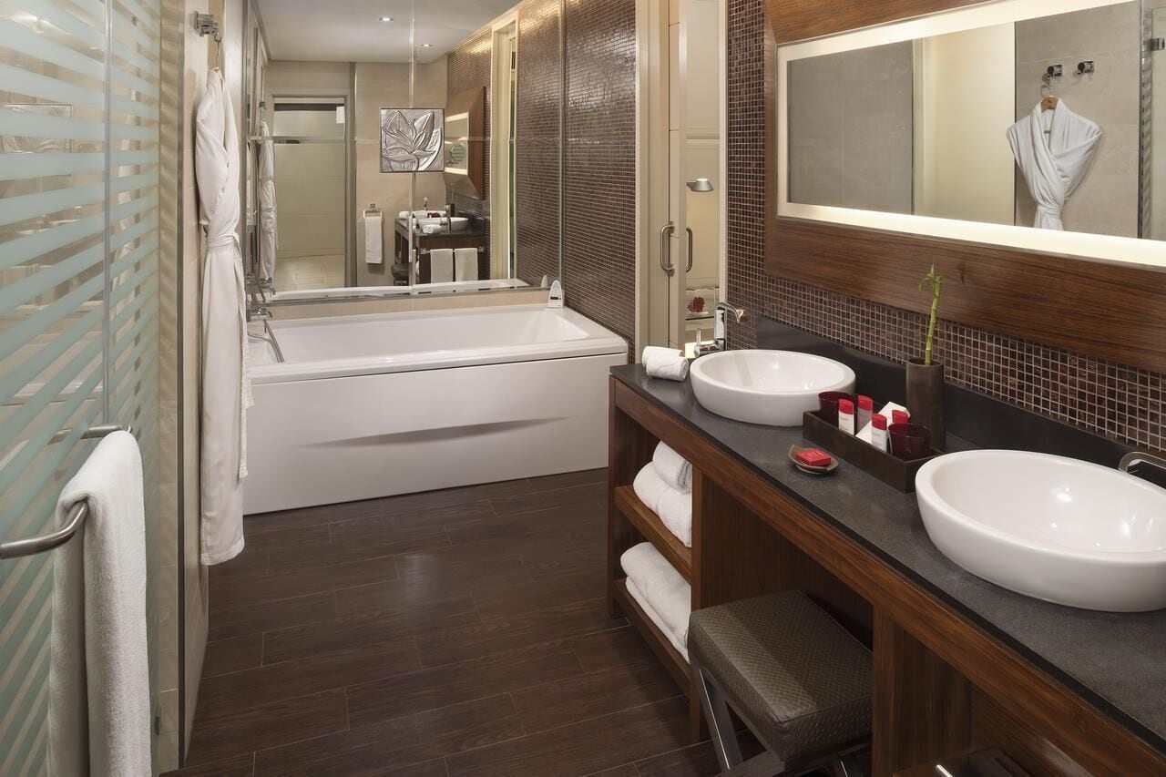 Baño | Amenidades de baño gratuitas, secadora de cabello, batas, toallas 