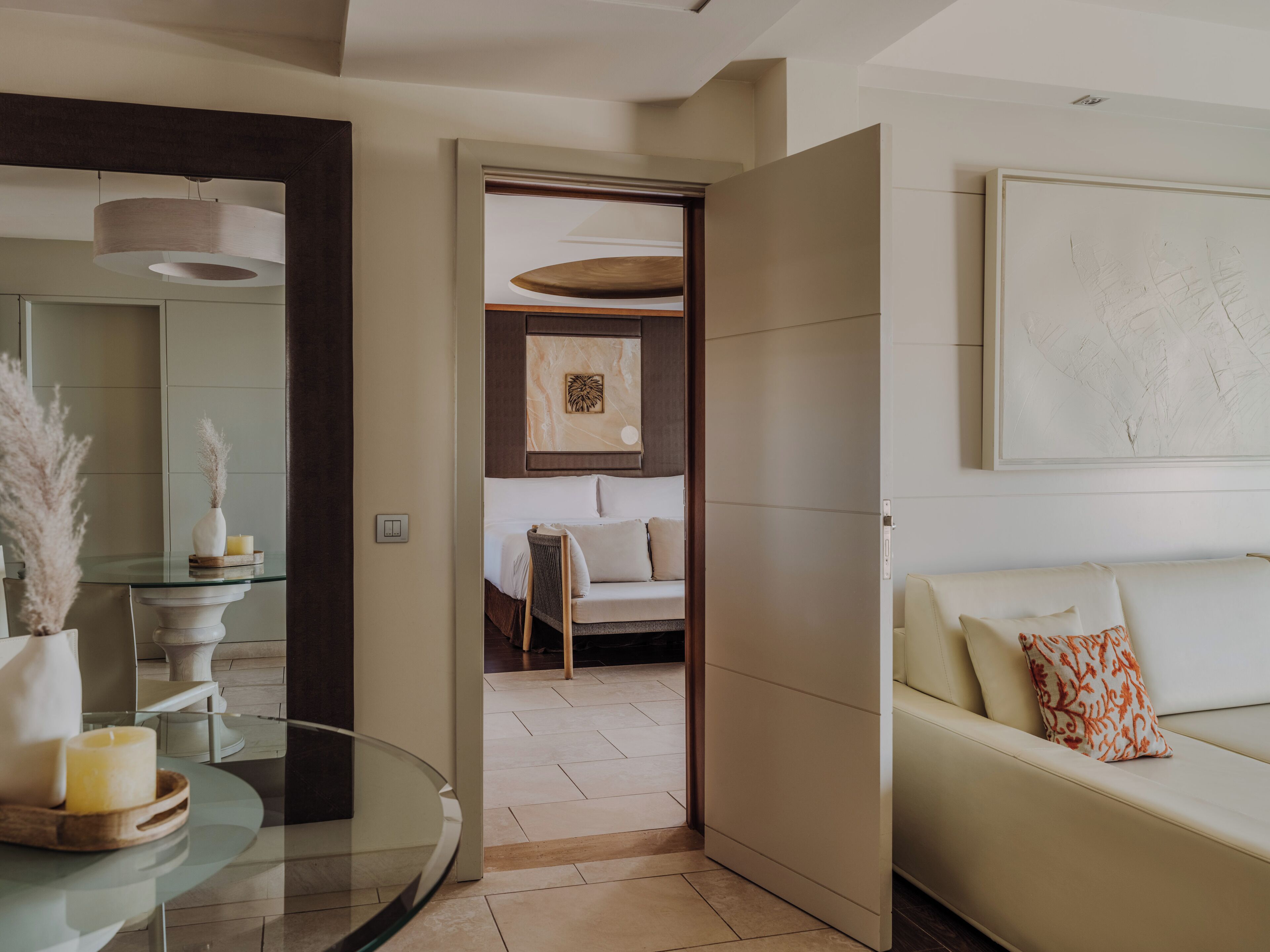 Ropa de cama de alta calidad, cubrecamas y minibar 