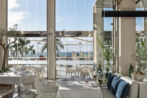 9 restaurants; breakfast, lunch, and dinner served