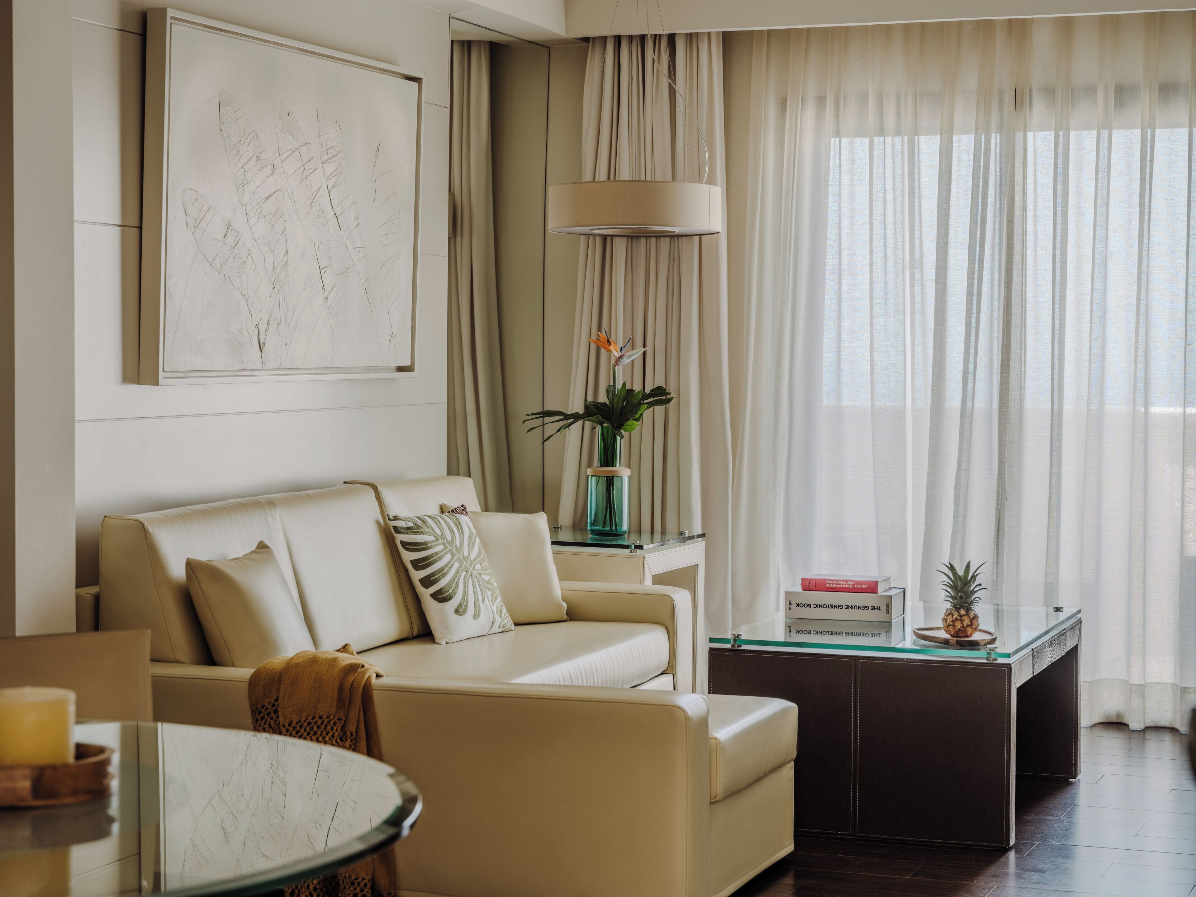 Ropa de cama de alta calidad, cubrecamas y minibar 