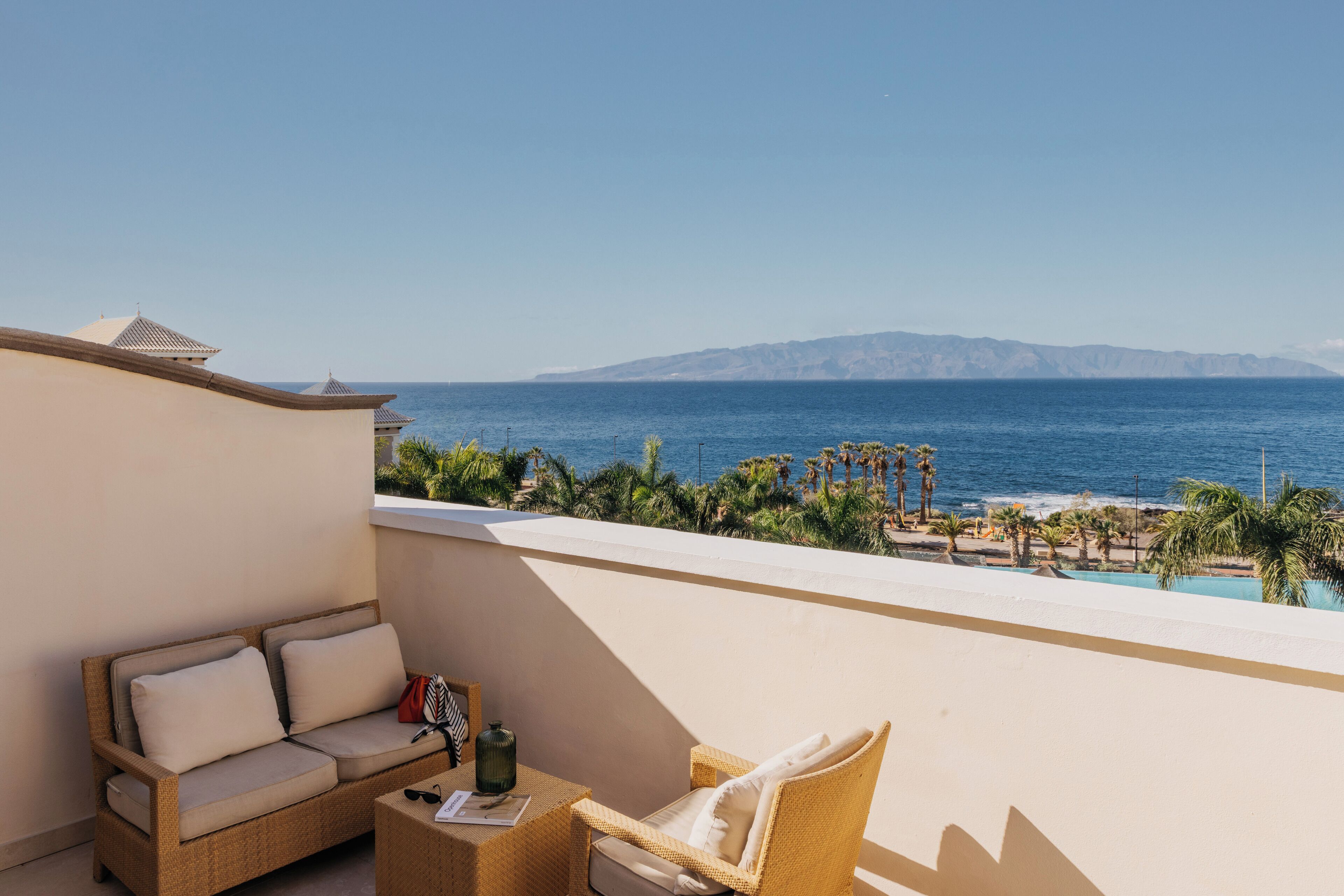 Bộ đồ giường cao cấp, chăn bông, minibar, két bảo mật tại phòng 