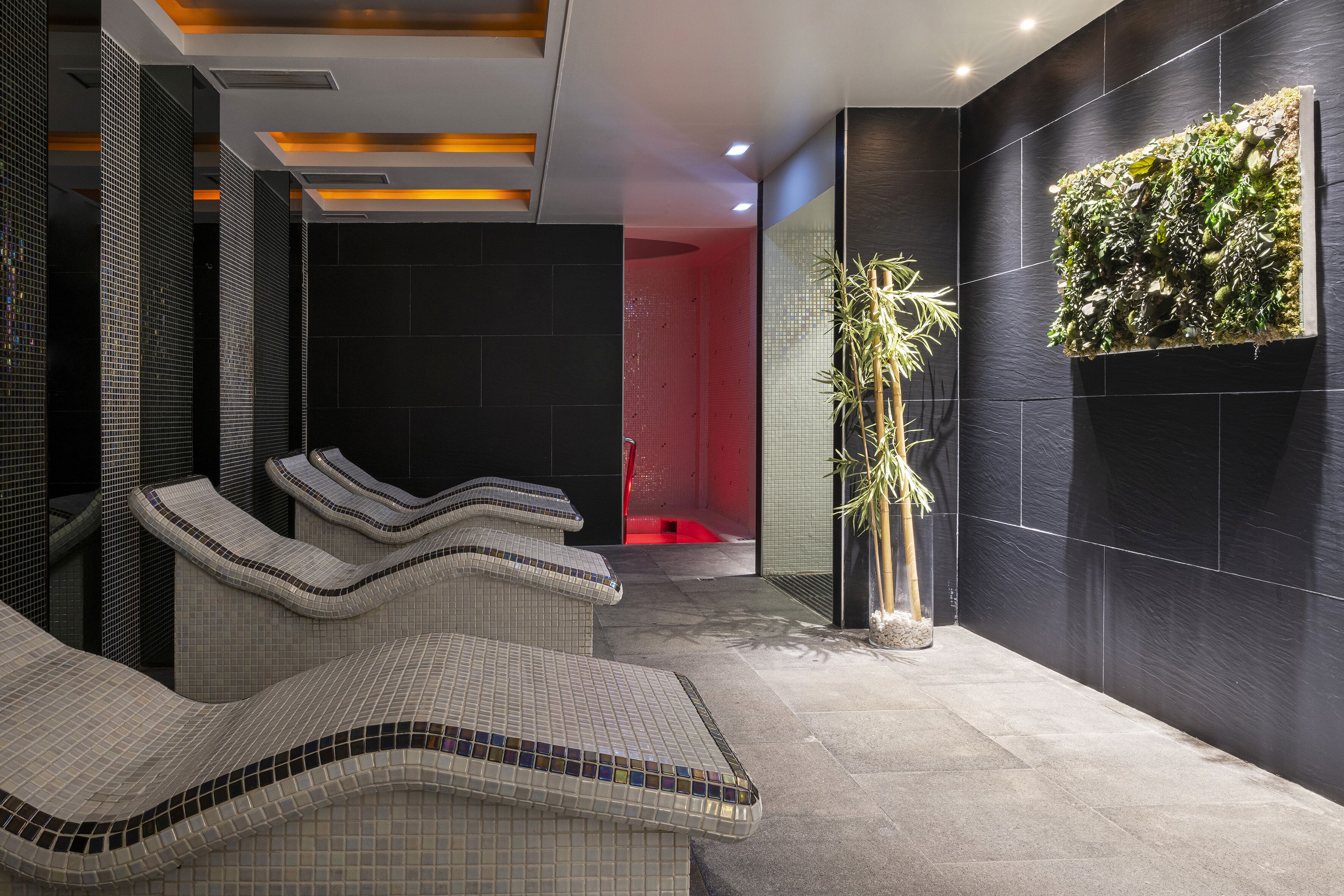 Salas de tratamiento para parejas, sauna y tina de hidromasaje 