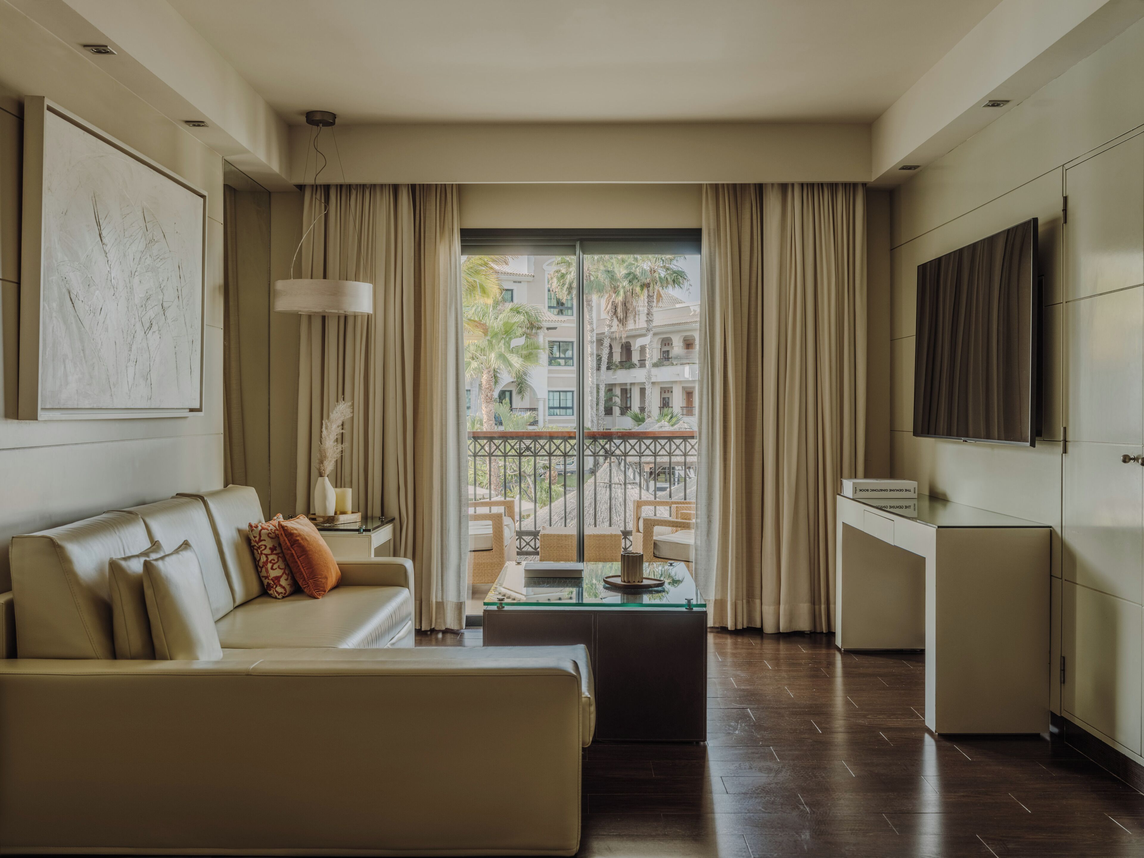 Bộ đồ giường cao cấp, chăn bông, minibar, két bảo mật tại phòng 