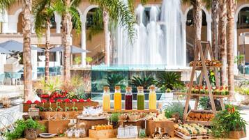 9 restaurantes, se sirven desayunos, comidas y cocina internacional