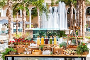 9 restaurants, breakfast, lunch, dinner served; international cuisine