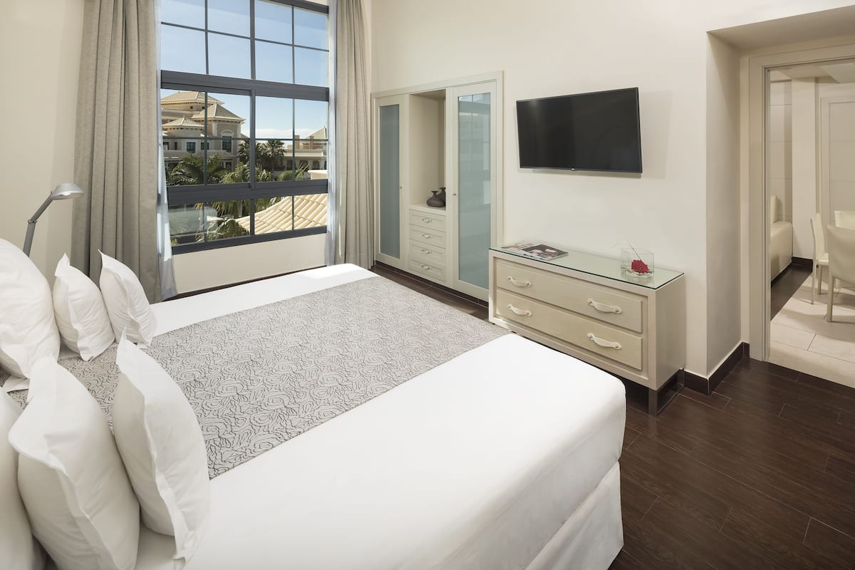 1 bedroom, premium bedding, down comforters, minibar