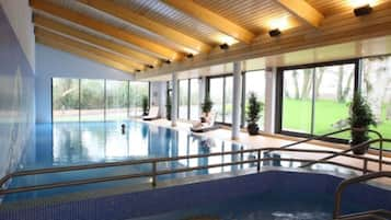 Indoor pool, sun loungers