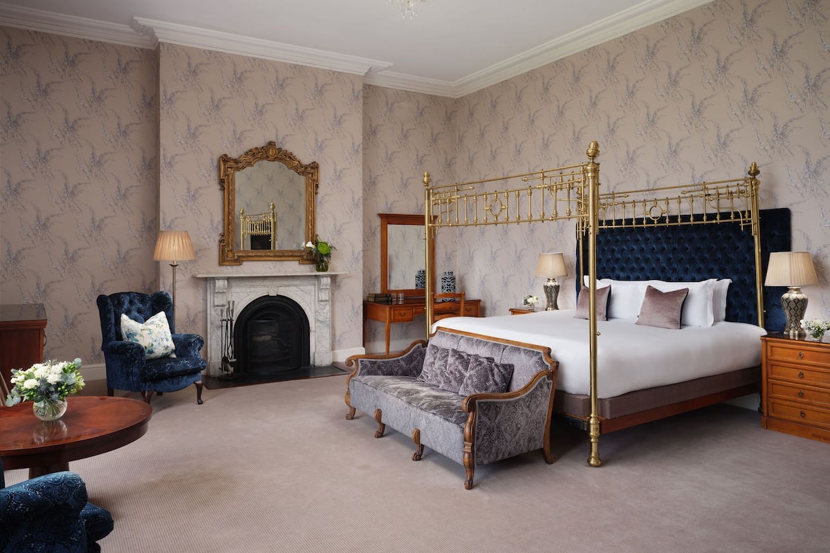 Manor House Suite | Hypo-allergenic bedding, in-room safe, desk, blackout drapes