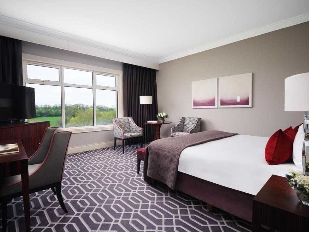 signature king guestroom | hypo-allergenic bedding, in-room safe, desk, blackout curtains