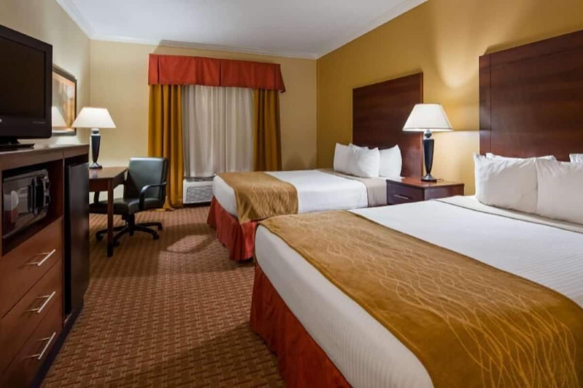 مكتب ومكواة/لوح كي وواي فاي مجانًا وملاءات أسرّة