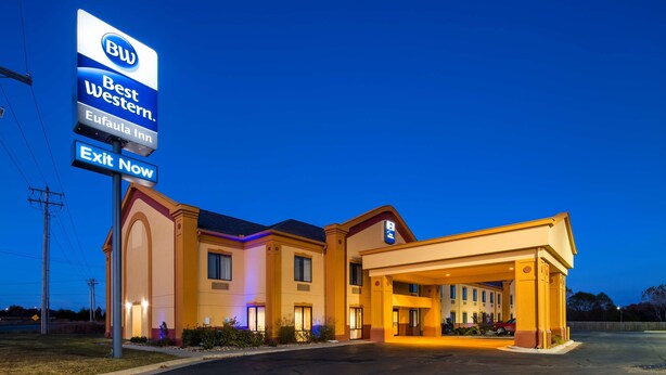 Un Hotel Best Western Eufaula con un letrero que indica una salida.