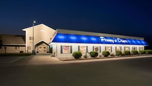 Kaksikerroksinen rakennus, jossa on sininen markiisi ja edessä lukee nimikyltissä ”Penny’s Diner”.