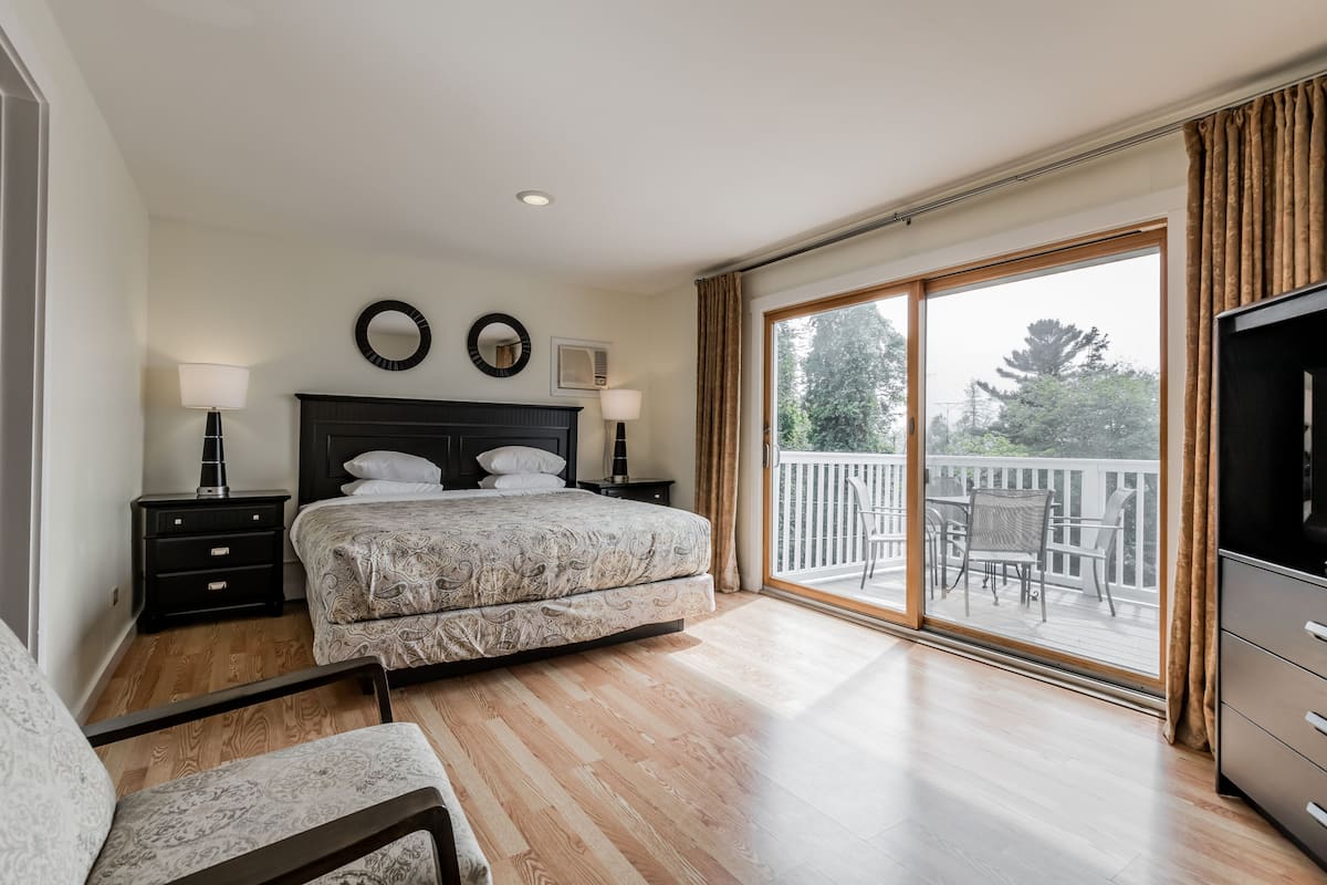 Family Suite with King Bed, Queen Bed, and Sofa | Kostenloses WLAN