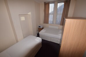 Twin Room | Free WiFi, bed sheets - York Hotel (Ilford)
