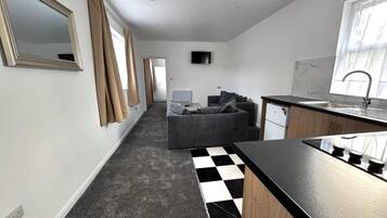 Estúdio superior | Escrivaninha, ferros/tábuas de passar roupa, Wi-Fi de cortesia