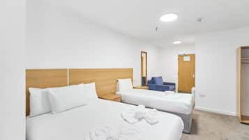 Schreibtisch, BĂŒgeleisen/BĂŒgelbrett, kostenloses WLAN, BettwĂ€sche