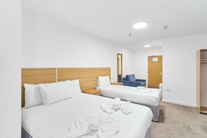 Desk, iron/ironing board, free WiFi, bed sheets - Park Hotel (Ilford)