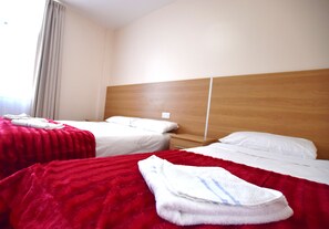 Desk, iron/ironing board, free WiFi, bed sheets - Park Hotel (Ilford)