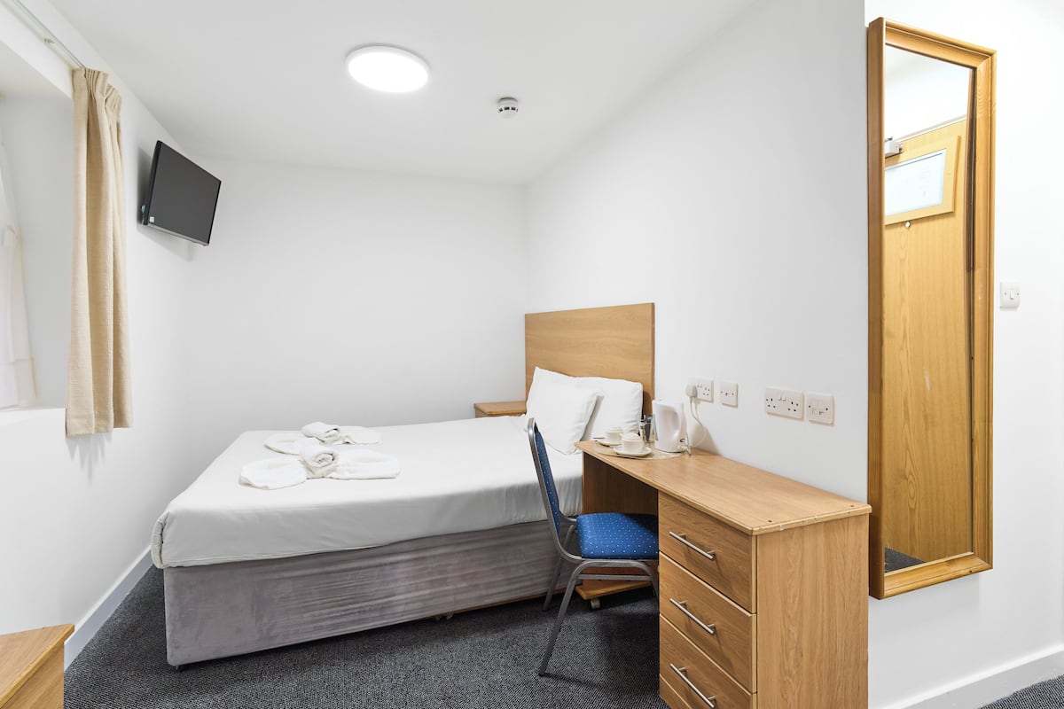 Single Room | Desk, iron/ironing board, free WiFi, bed sheets